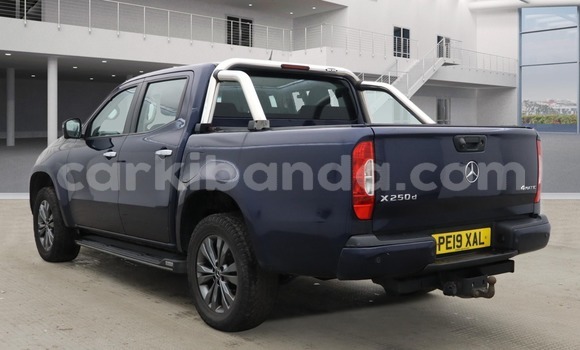 Gura Yakoze Mercedes-Benz E-Classe Blue Imodoka i Kampala mu Uganda Gura Yakoze Mercedes-Benz E-Classe Blue Imodoka i Kampala mu Uganda