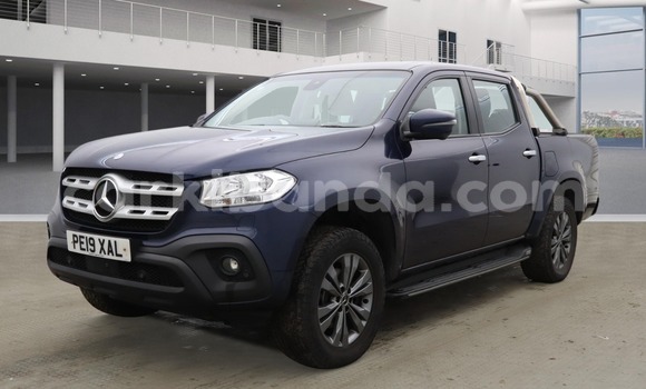 Gura Yakoze Mercedes-Benz E-Classe Blue Imodoka i Kampala mu Uganda Gura Yakoze Mercedes-Benz E-Classe Blue Imodoka i Kampala mu Uganda