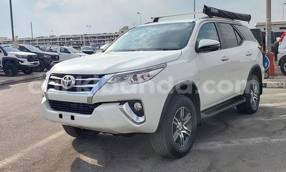 Gura Yakoze Toyota Fortuner White Imodoka i Kampala mu Uganda Gura Yakoze Toyota Fortuner White Imodoka i Kampala mu Uganda