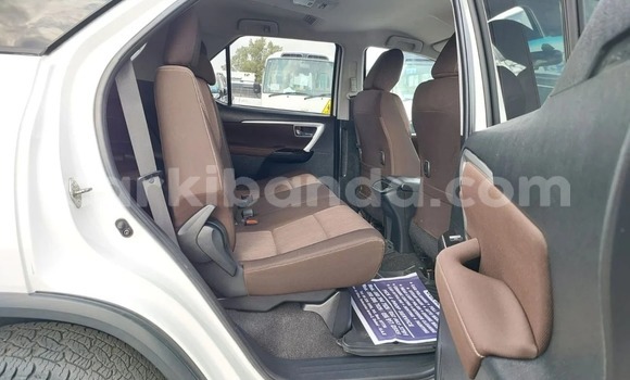 Gura Yakoze Toyota Fortuner White Imodoka i Kampala mu Uganda Gura Yakoze Toyota Fortuner White Imodoka i Kampala mu Uganda