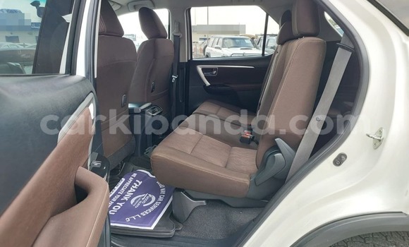 Gura Yakoze Toyota Fortuner White Imodoka i Kampala mu Uganda Gura Yakoze Toyota Fortuner White Imodoka i Kampala mu Uganda