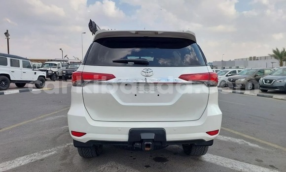 Gura Yakoze Toyota Fortuner White Imodoka i Kampala mu Uganda Gura Yakoze Toyota Fortuner White Imodoka i Kampala mu Uganda