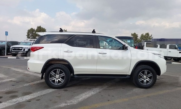 Gura Yakoze Toyota Fortuner White Imodoka i Kampala mu Uganda Gura Yakoze Toyota Fortuner White Imodoka i Kampala mu Uganda