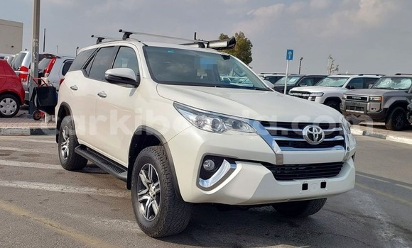 Gura Yakoze Toyota Fortuner White Imodoka i Kampala mu Uganda Gura Yakoze Toyota Fortuner White Imodoka i Kampala mu Uganda
