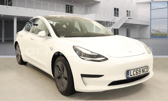 Gura Yakoze Tesla Model 3 White Imodoka i Kampala mu Uganda Gura Yakoze Tesla Model 3 White Imodoka i Kampala mu Uganda