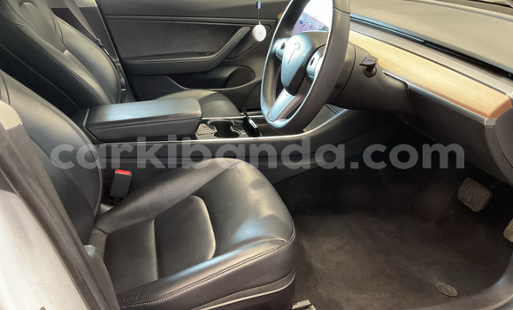 Gura Yakoze Tesla Model 3 White Imodoka i Kampala mu Uganda Gura Yakoze Tesla Model 3 White Imodoka i Kampala mu Uganda