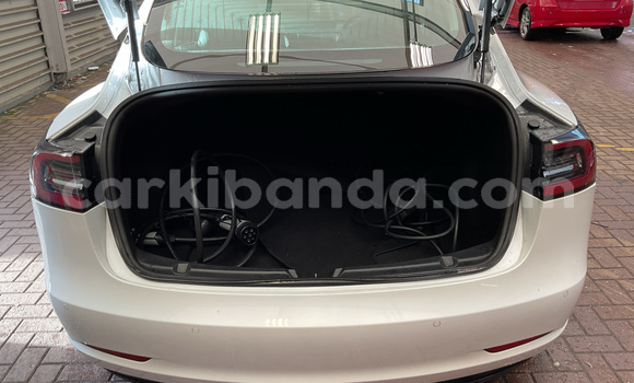 Gura Yakoze Tesla Model 3 White Imodoka i Kampala mu Uganda Gura Yakoze Tesla Model 3 White Imodoka i Kampala mu Uganda