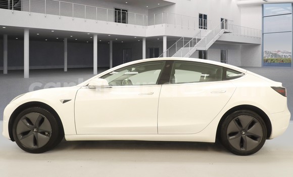 Gura Yakoze Tesla Model 3 White Imodoka i Kampala mu Uganda Gura Yakoze Tesla Model 3 White Imodoka i Kampala mu Uganda