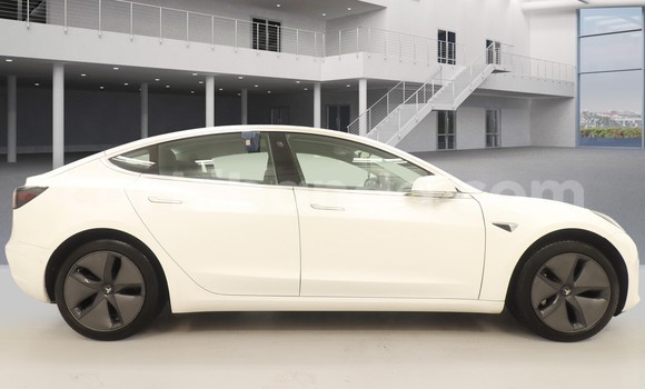 Gura Yakoze Tesla Model 3 White Imodoka i Kampala mu Uganda Gura Yakoze Tesla Model 3 White Imodoka i Kampala mu Uganda