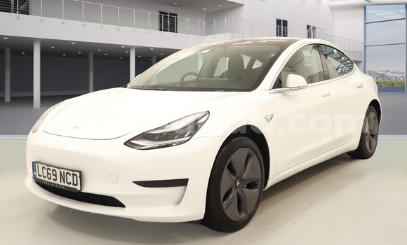 Gura Yakoze Tesla Model 3 White Imodoka i Kampala mu Uganda Gura Yakoze Tesla Model 3 White Imodoka i Kampala mu Uganda