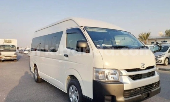Nunua Ilio tumika Toyota Hiace Nyeupe Gari ndani ya Kampala nchini Uganda Nunua Ilio tumika Toyota Hiace Nyeupe Gari ndani ya Kampala nchini Uganda