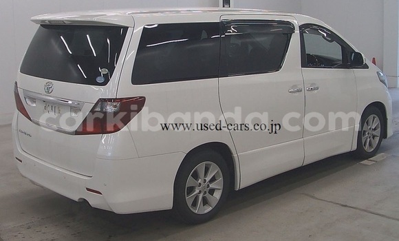 Gura Yakoze Toyota Alphard White Imodoka i Kampala mu Uganda Gura Yakoze Toyota Alphard White Imodoka i Kampala mu Uganda