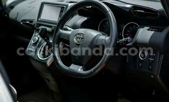 Nunua Ilio tumika Toyota Wish Nyeupe Gari ndani ya Kampala nchini Uganda Nunua Ilio tumika Toyota Wish Nyeupe Gari ndani ya Kampala nchini Uganda