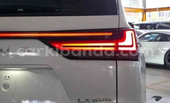 Gura Yakoze Lexus LX White Imodoka i Kampala mu Uganda Gura Yakoze Lexus LX White Imodoka i Kampala mu Uganda