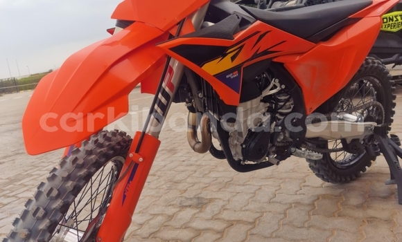 Gura Yakoze KTM 450 Beige Bike i Kampala mu Uganda Gura Yakoze KTM 450 Beige Bike i Kampala mu Uganda