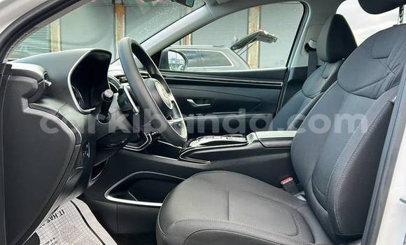 Gura Yakoze Hyundai Tucson White Imodoka i Kampala mu Uganda Gura Yakoze Hyundai Tucson White Imodoka i Kampala mu Uganda