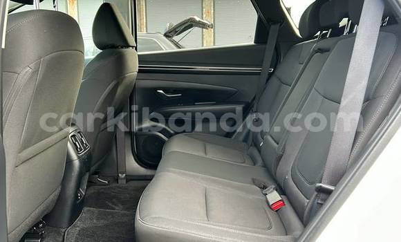 Gura Yakoze Hyundai Tucson White Imodoka i Kampala mu Uganda Gura Yakoze Hyundai Tucson White Imodoka i Kampala mu Uganda