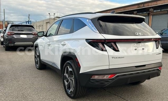 Gura Yakoze Hyundai Tucson White Imodoka i Kampala mu Uganda Gura Yakoze Hyundai Tucson White Imodoka i Kampala mu Uganda