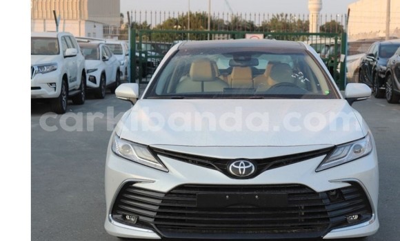 Gura Yakoze Toyota Camry White Imodoka i Kampala mu Uganda Gura Yakoze Toyota Camry White Imodoka i Kampala mu Uganda