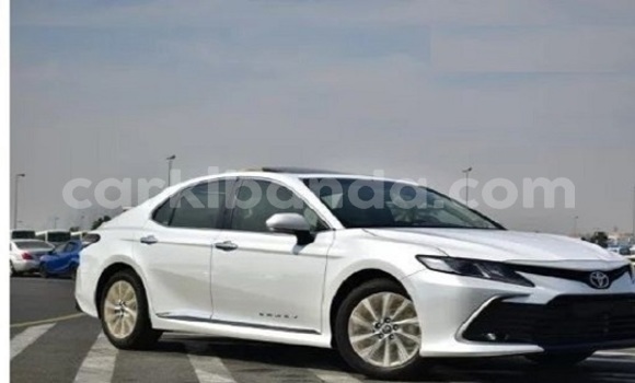 Gura Yakoze Toyota Camry White Imodoka i Kampala mu Uganda Gura Yakoze Toyota Camry White Imodoka i Kampala mu Uganda
