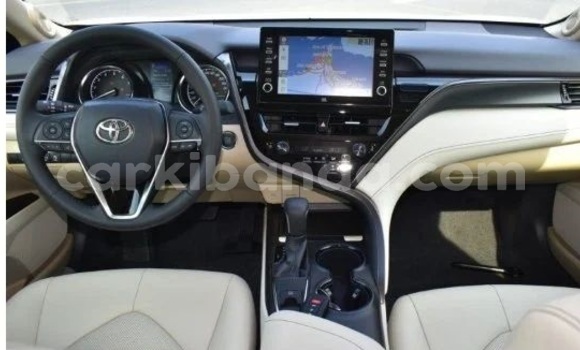 Gura Yakoze Toyota Camry White Imodoka i Kampala mu Uganda Gura Yakoze Toyota Camry White Imodoka i Kampala mu Uganda