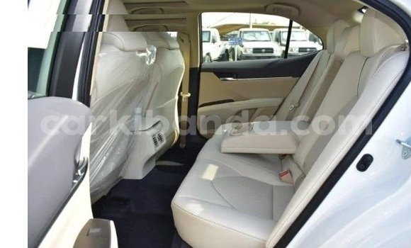 Gura Yakoze Toyota Camry White Imodoka i Kampala mu Uganda Gura Yakoze Toyota Camry White Imodoka i Kampala mu Uganda