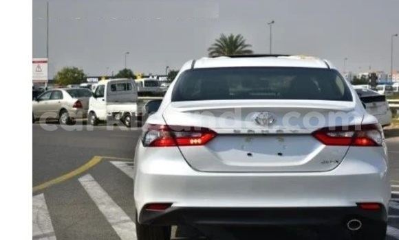 Gura Yakoze Toyota Camry White Imodoka i Kampala mu Uganda Gura Yakoze Toyota Camry White Imodoka i Kampala mu Uganda