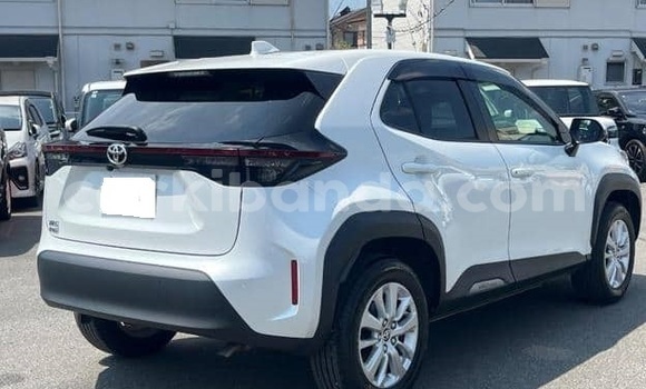 Gura Yakoze Toyota Yaris White Imodoka i Kampala mu Uganda Gura Yakoze Toyota Yaris White Imodoka i Kampala mu Uganda