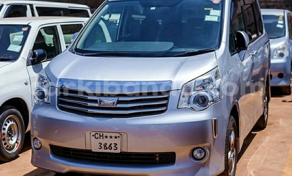 Gura Yakoze Toyota Noah Silver Imodoka i Kampala mu Uganda Gura Yakoze Toyota Noah Silver Imodoka i Kampala mu Uganda