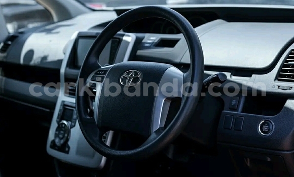 Gura Yakoze Toyota Noah Silver Imodoka i Kampala mu Uganda Gura Yakoze Toyota Noah Silver Imodoka i Kampala mu Uganda