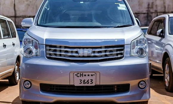 Gura Yakoze Toyota Noah Silver Imodoka i Kampala mu Uganda Gura Yakoze Toyota Noah Silver Imodoka i Kampala mu Uganda