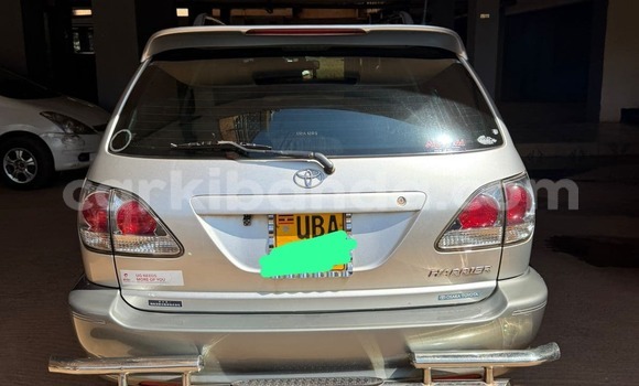 Gura Yakoze Toyota Harrier Silver Imodoka i Kampala mu Uganda Gura Yakoze Toyota Harrier Silver Imodoka i Kampala mu Uganda