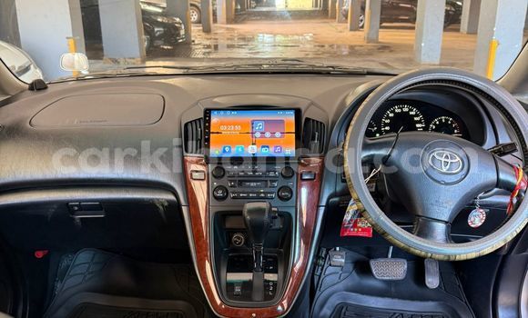 Gura Yakoze Toyota Harrier Silver Imodoka i Kampala mu Uganda Gura Yakoze Toyota Harrier Silver Imodoka i Kampala mu Uganda