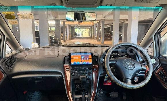 Gura Yakoze Toyota Harrier Silver Imodoka i Kampala mu Uganda Gura Yakoze Toyota Harrier Silver Imodoka i Kampala mu Uganda