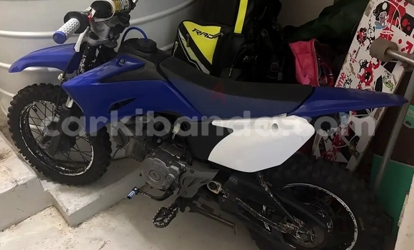Gura Yakoze Yamaha TT-R Blue Bike i Kampala mu Uganda Gura Yakoze Yamaha TT-R Blue Bike i Kampala mu Uganda