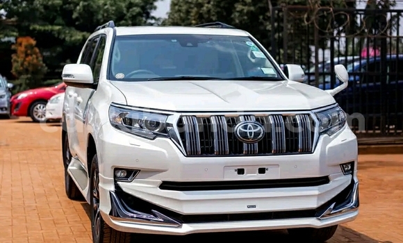 Gura Yakoze Toyota Land Cruiser Prado White Imodoka i Kampala mu Uganda Gura Yakoze Toyota Land Cruiser Prado White Imodoka i Kampala mu Uganda