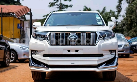 Gura Yakoze Toyota Land Cruiser Prado White Imodoka i Kampala mu Uganda Gura Yakoze Toyota Land Cruiser Prado White Imodoka i Kampala mu Uganda