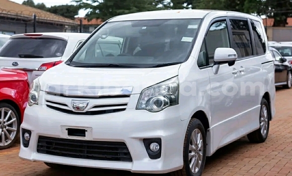 Gura Yakoze Toyota Noah White Imodoka i Kampala mu Uganda Gura Yakoze Toyota Noah White Imodoka i Kampala mu Uganda