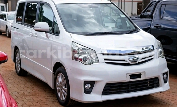 Gura Yakoze Toyota Noah White Imodoka i Kampala mu Uganda Gura Yakoze Toyota Noah White Imodoka i Kampala mu Uganda