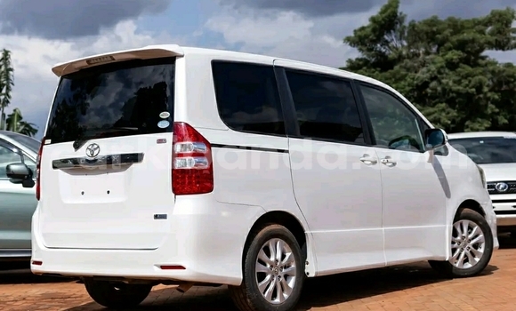 Gura Yakoze Toyota Noah White Imodoka i Kampala mu Uganda Gura Yakoze Toyota Noah White Imodoka i Kampala mu Uganda