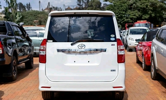 Gura Yakoze Toyota Noah White Imodoka i Kampala mu Uganda Gura Yakoze Toyota Noah White Imodoka i Kampala mu Uganda