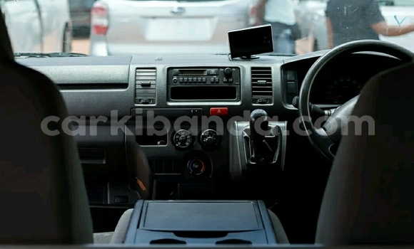 Gura Yakoze Toyota Hiace White Imodoka i Kampala mu Uganda Gura Yakoze Toyota Hiace White Imodoka i Kampala mu Uganda