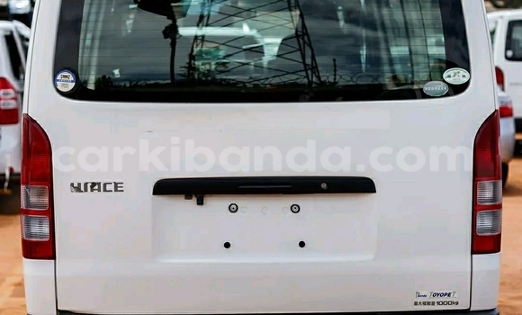 Gura Yakoze Toyota Hiace White Imodoka i Kampala mu Uganda Gura Yakoze Toyota Hiace White Imodoka i Kampala mu Uganda