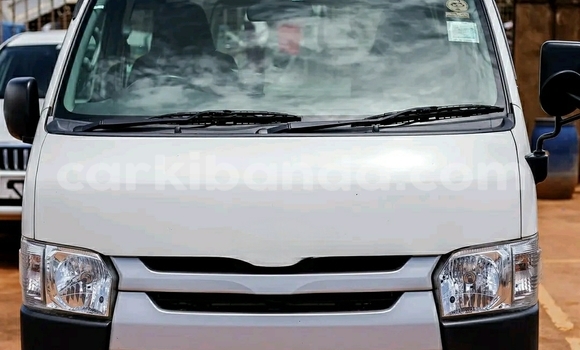 Gura Yakoze Toyota Hiace White Imodoka i Kampala mu Uganda Gura Yakoze Toyota Hiace White Imodoka i Kampala mu Uganda