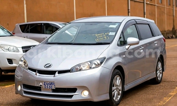 Gura Yakoze Toyota Wish Silver Imodoka i Kampala mu Uganda Gura Yakoze Toyota Wish Silver Imodoka i Kampala mu Uganda
