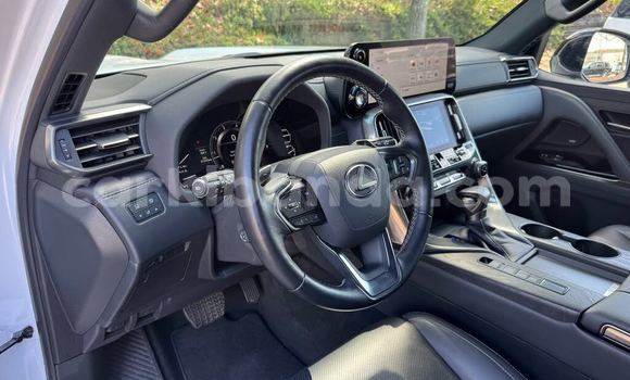 Gura Yakoze Lexus LX White Imodoka i Kilembe mu Western Gura Yakoze Lexus LX White Imodoka i Kilembe mu Western