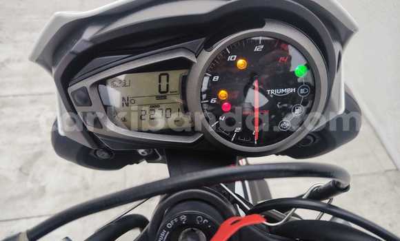 Gura Yakoze Triumph Street Triple Beige Bike i Kampala mu Uganda Gura Yakoze Triumph Street Triple Beige Bike i Kampala mu Uganda