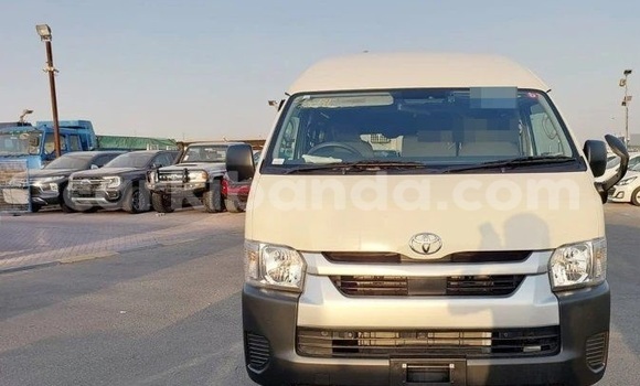 Gura Yakoze Toyota Hiace White Imodoka i Kampala mu Uganda Gura Yakoze Toyota Hiace White Imodoka i Kampala mu Uganda