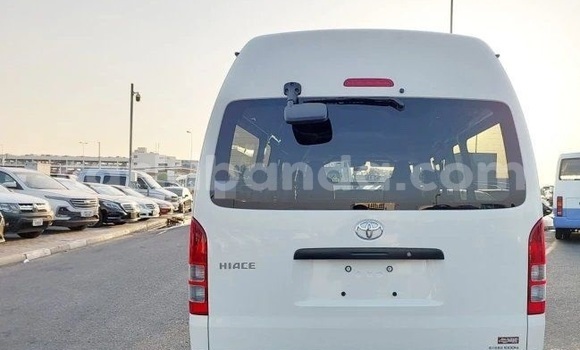 Gura Yakoze Toyota Hiace White Imodoka i Kampala mu Uganda Gura Yakoze Toyota Hiace White Imodoka i Kampala mu Uganda