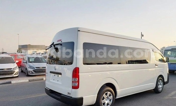 Gura Yakoze Toyota Hiace White Imodoka i Kampala mu Uganda Gura Yakoze Toyota Hiace White Imodoka i Kampala mu Uganda